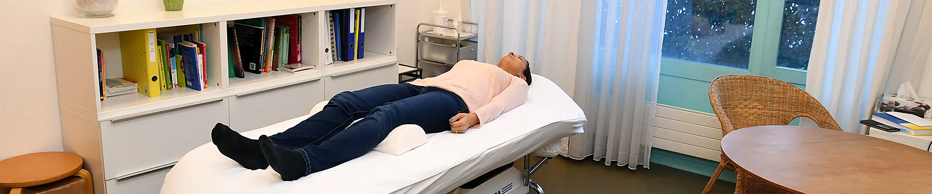 Behandlungsraum der Naturheilpraxis Dolfi mit Liege